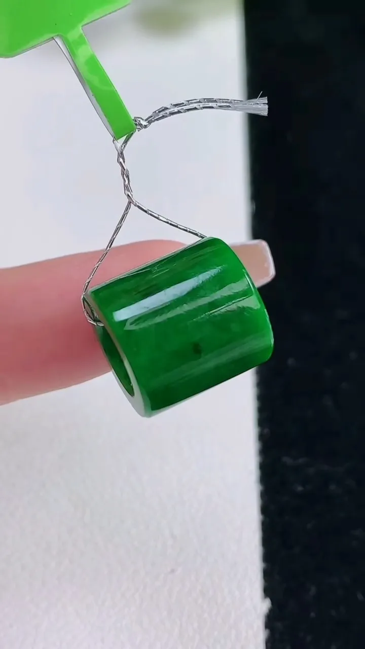 天然A货翡翠路路通吊坠，尺寸12.6-12.7，重量:4.44g
12月25日