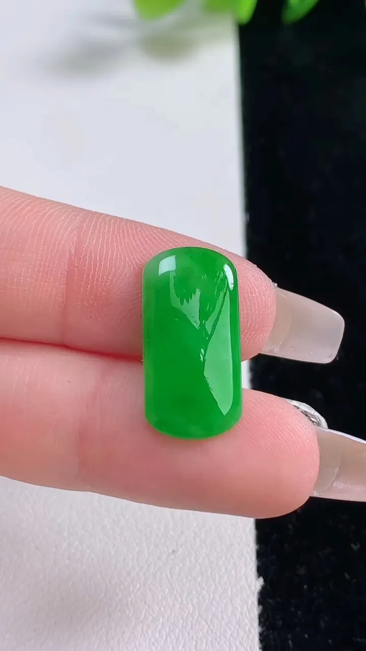 天然A货翡翠马鞍戒面，尺寸20-10.2-2.5，重量:1.38g2025年12月25日
工厂直销收