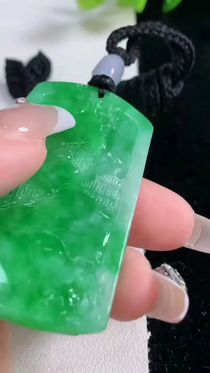 天然A货翡翠山水牌吊坠，尺寸56.2-34.4-5.5，重量:26.14g
12月25日