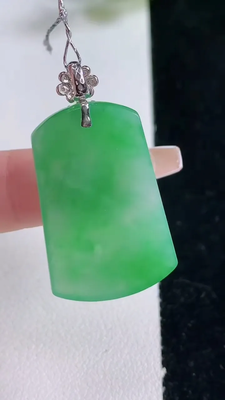 天然A货翡翠无事牌吊坠，尺寸31.3-20.2-3.8，重量:7.64g
12月25日