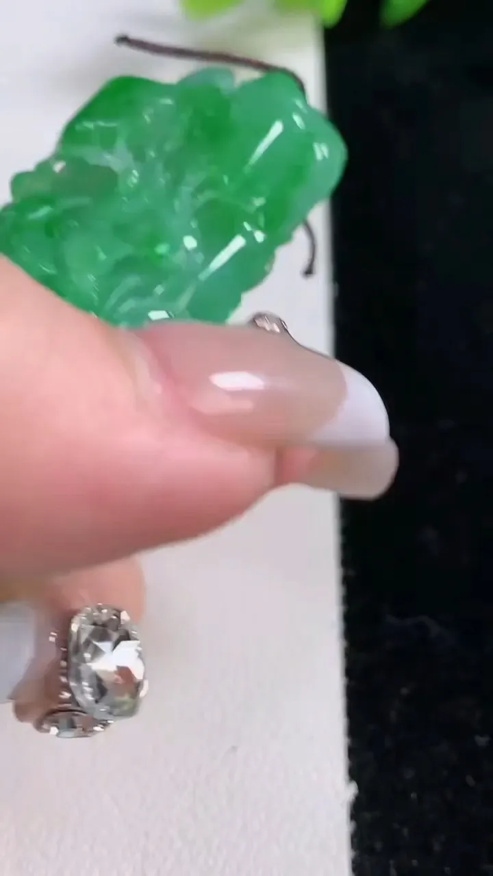 天然A货翡翠山水牌吊坠，尺寸66-39-17.7，重量:90.00g
12月25日