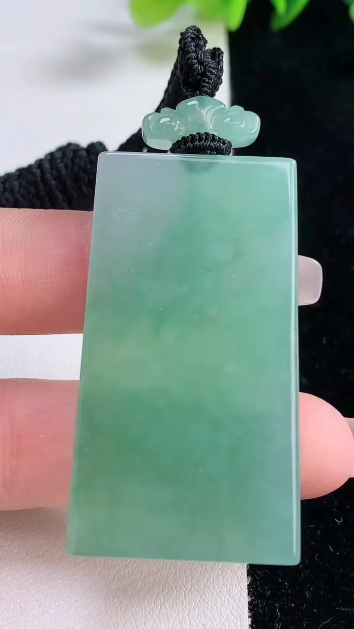 天然A货翡翠无事牌吊坠，尺寸47.4-26.3-5.7，重量:27.10g
12月25日