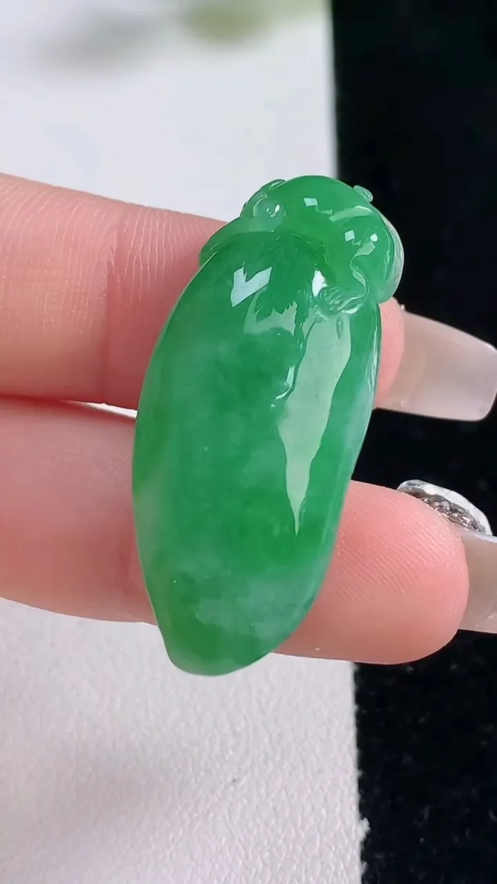 天然A货翡翠福瓜吊坠，尺寸36-15.5-10，重量:9.72g
12月25日