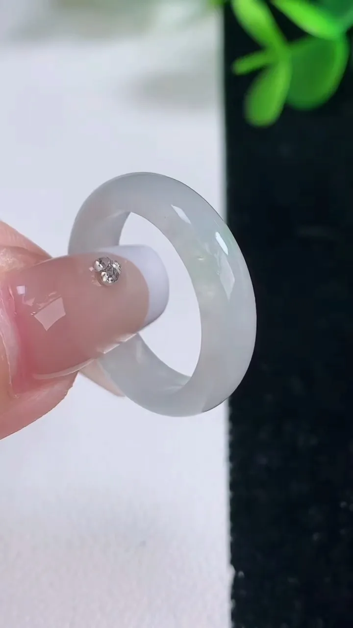 天然A货翡翠指环戒指，尺寸17.8-5.3-2.8，重量:3.06g2025年12月25日
工厂直销收藏佳品,种好水足，色泽均匀，有种有色，上手高大气！