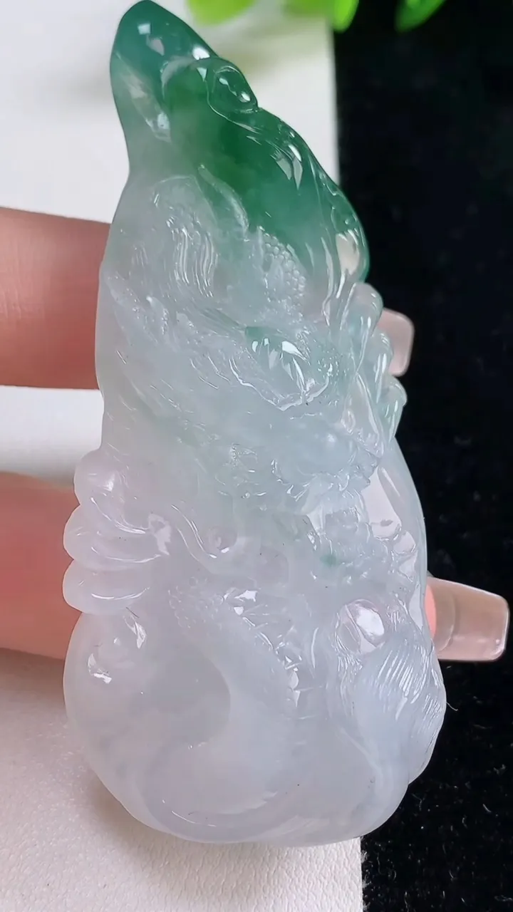 天然A货翡翠种飘花龙牌吊坠，尺寸74.6-31.7-15，重量:49.68g
12月25日