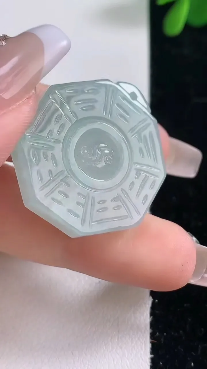 天然A货翡翠八卦牌吊坠，尺寸30-27-5.3，重量:10.59g
12月25日