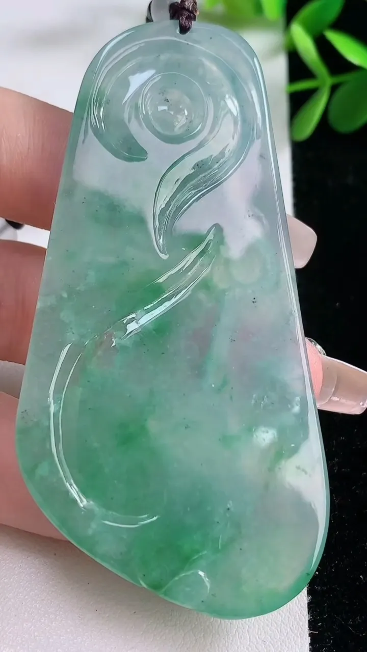 天然A货翡翠山水大势至菩萨吊坠，尺寸77.1-38.9-5.5，重:30.60g
12月25日