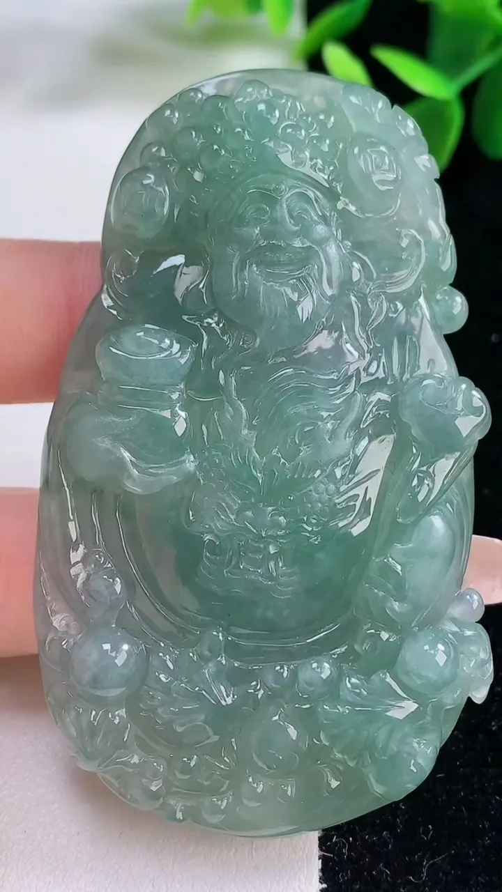 天然A货翡翠财神爷吊坠，尺寸70.3-40.2-8.2，重量:44.50g
12月25日
