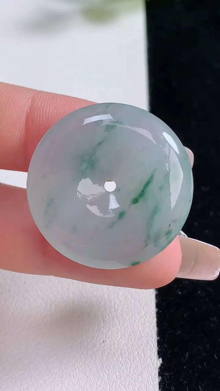 天然A货翡翠冰种飘花平安扣吊坠，尺寸27.8-5.9，重量:10.57g
12月25日