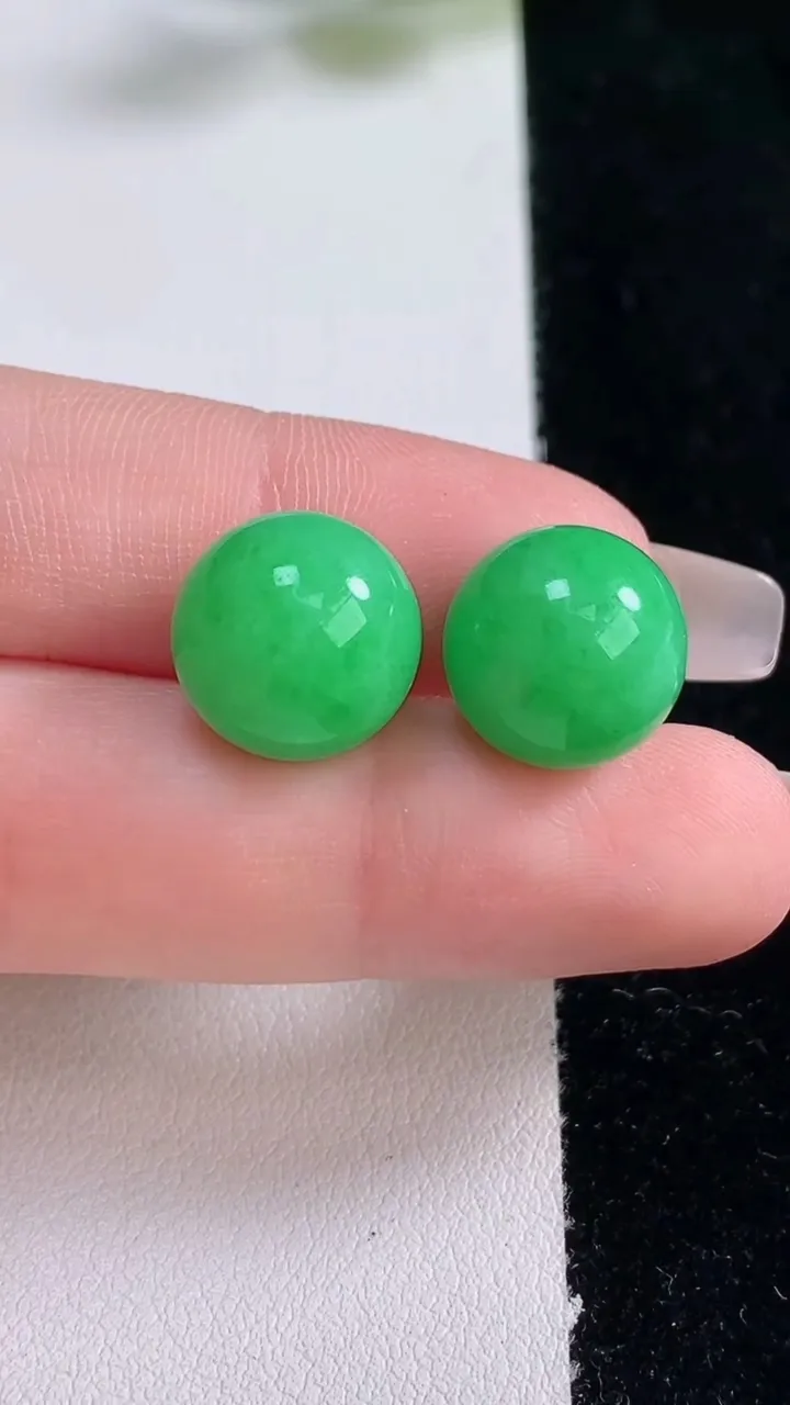 天然A货翡翠圆珠镶嵌件一对，尺寸12.8，重量:7.50g12月25日
工厂直销收藏佳品,种好水足，色泽均匀，有种有色，上手高大气！