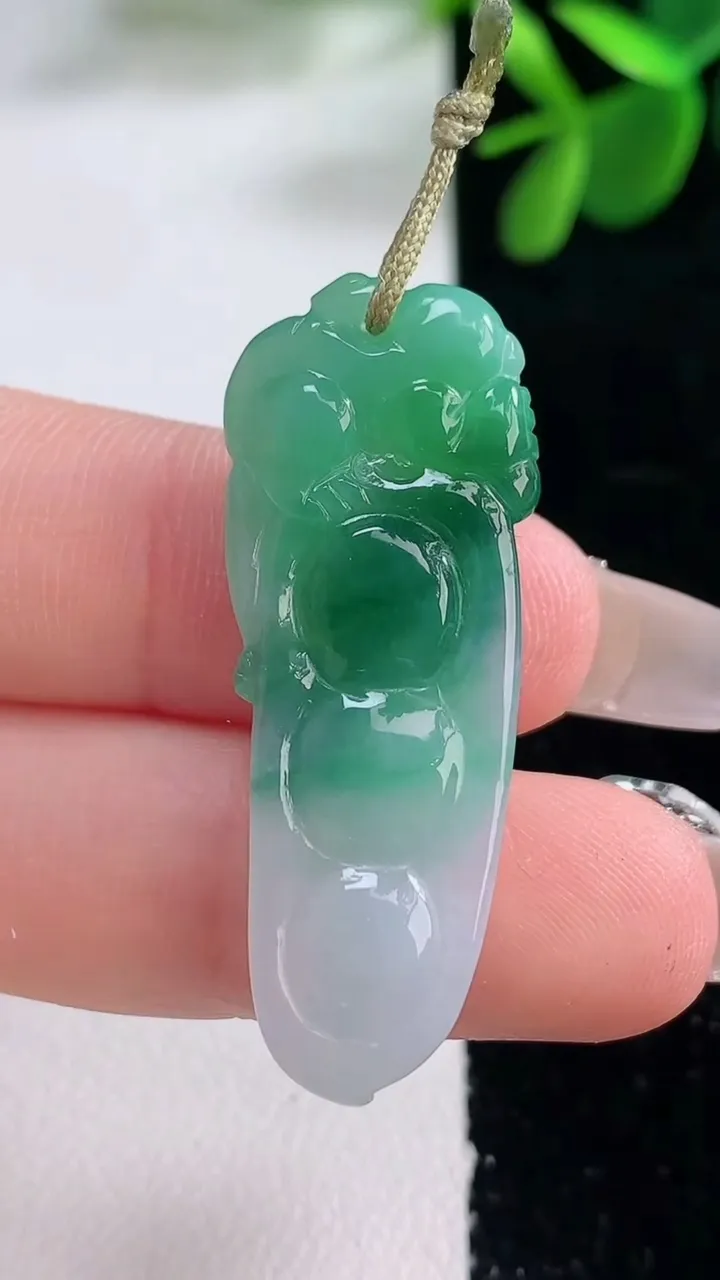 天然A货翡翠福豆吊坠，尺寸38.6-16-5.9，重量:9.12g
12月25日