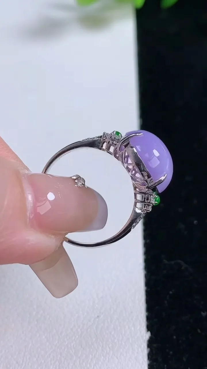 天然A货翡翠18K金紫罗兰蛋面戒指，尺寸17.6-13-12.2-8.3，重量:4.20g2025年12月25日
工厂直销收藏佳品,种好水足，色泽均匀，有种有色，上手高大气！