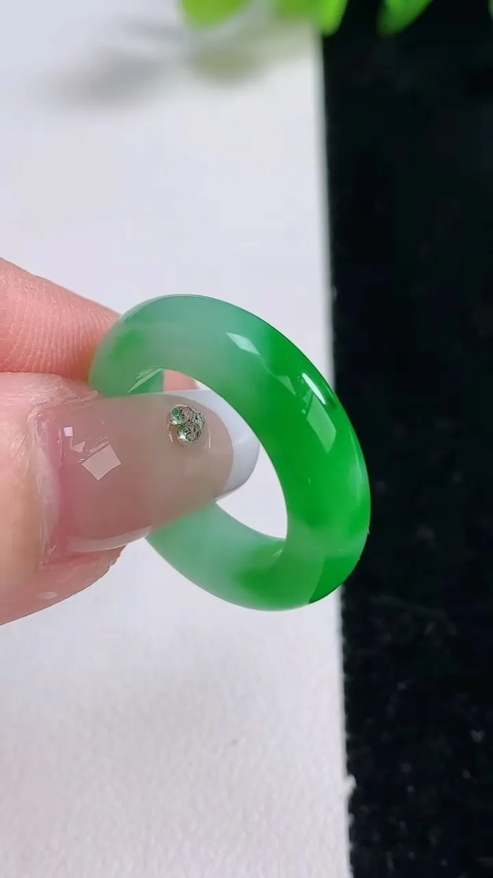 天然A货翡翠指环戒指，尺寸16.6-5.6-4，重量:4.69g2025年12月25日
工厂直销收藏佳品,种好水足，色泽均匀，有种有色，上手高大气！