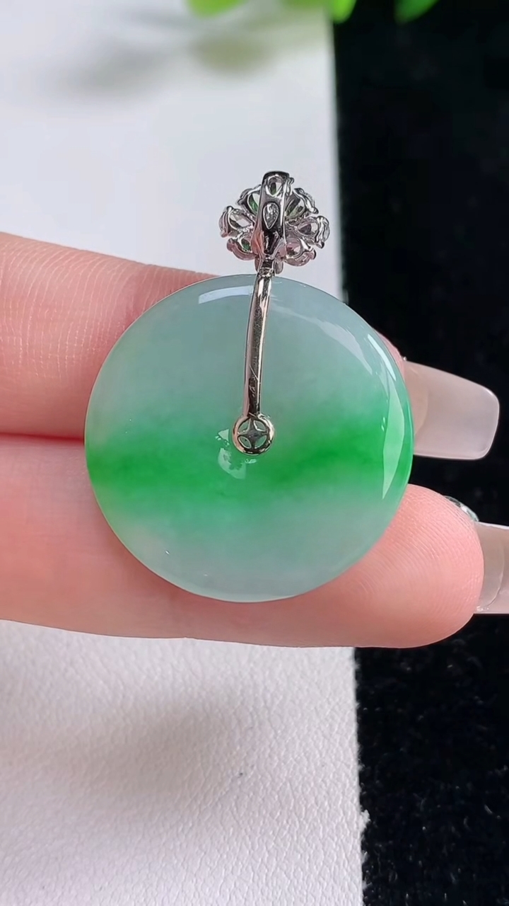 天然A货翡翠平安扣吊坠，尺寸25-3.8，重量:6.30g
12月25日
