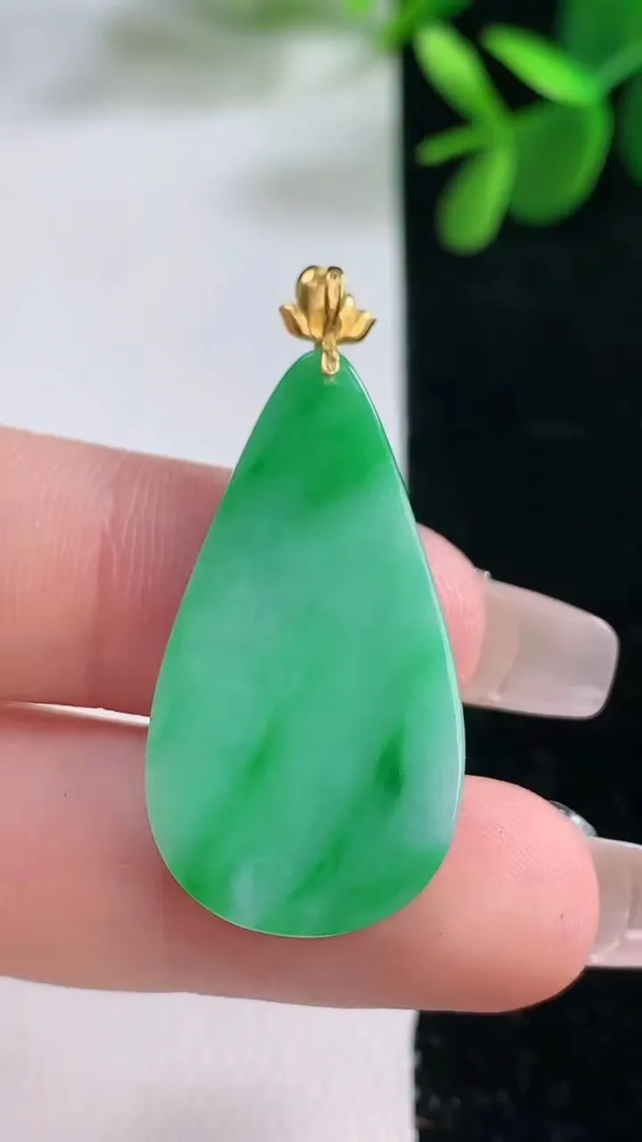 天然A货翡翠水滴吊坠，尺寸32.6-17.3-3.3，重量:4.55g
12月25日