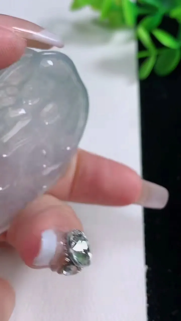 天然A货翡翠种飘花大势至菩萨吊坠，尺寸53-48-6，重:26.98g
12月25日