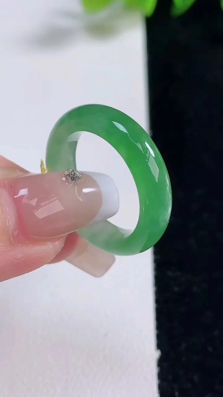 天然A货翡翠指环戒指，尺寸18-5.2-3.7，重量:4.18g2025年12月25日
工厂直销收藏佳品,种好水足，色泽均匀，有种有色，上手高大气！
