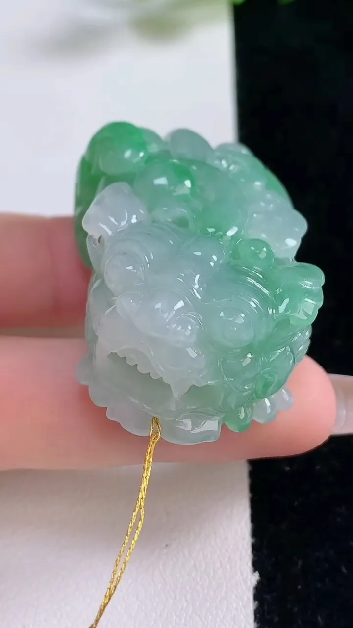 天然A货翡翠貔貅吊坠，尺寸43.7-26-19.4，重量:50.18g
12月25日