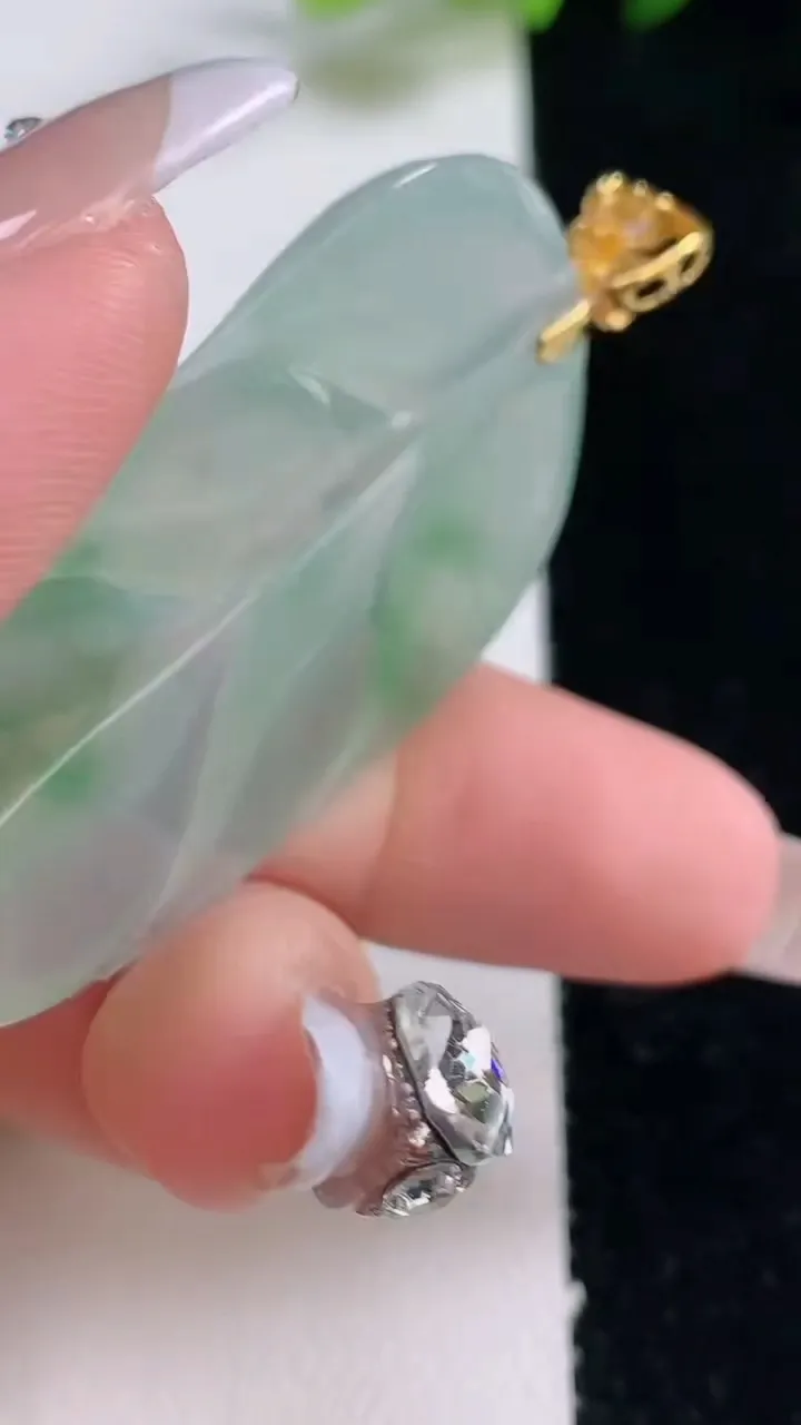 天然A货翡翠金枝玉叶 叶子吊坠，尺寸47.2-30.4-5，重量:14.55g
12月25日