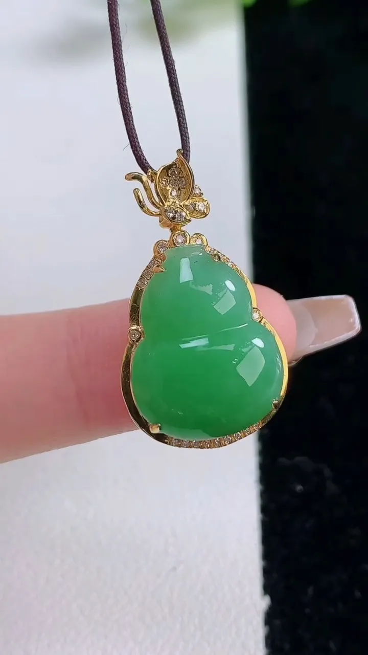 天然A货翡翠葫芦吊坠，尺寸27.3-15.6-8.6，裸石17.2-13.3重量:3.48g
12月