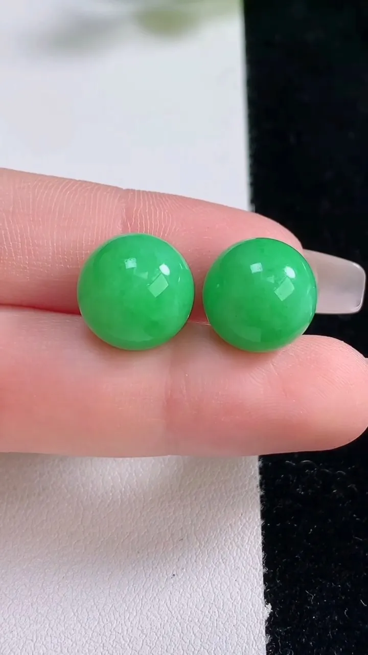 天然A货翡翠圆珠镶嵌件一对，尺寸12.8，重量:7.50g12月25日
工厂直销收藏佳品,种好水足，