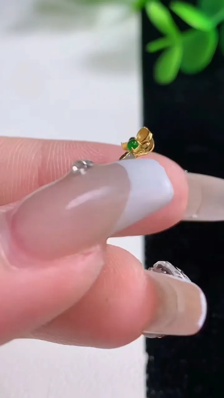 天然A货翡翠水滴吊坠，尺寸23.2-15-4.4，重量:2.75g
12月25日