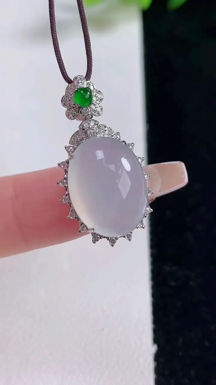 天然A货翡翠种白冰蛋面吊坠，尺寸27.2-14.2-9.8，裸石15.5-11.6重量:3.54g
