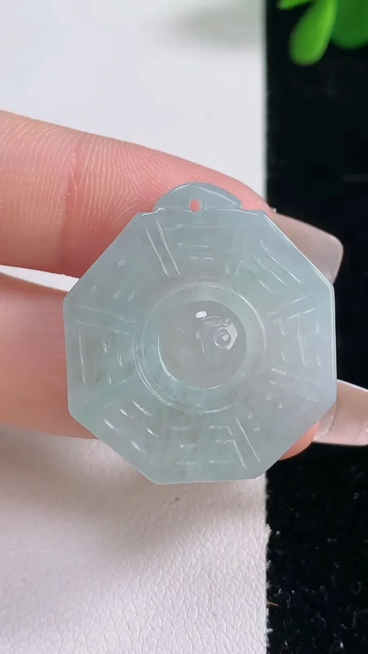 天然A货翡翠八卦牌吊坠，尺寸30-27-5.3，重量:10.59g
12月25日