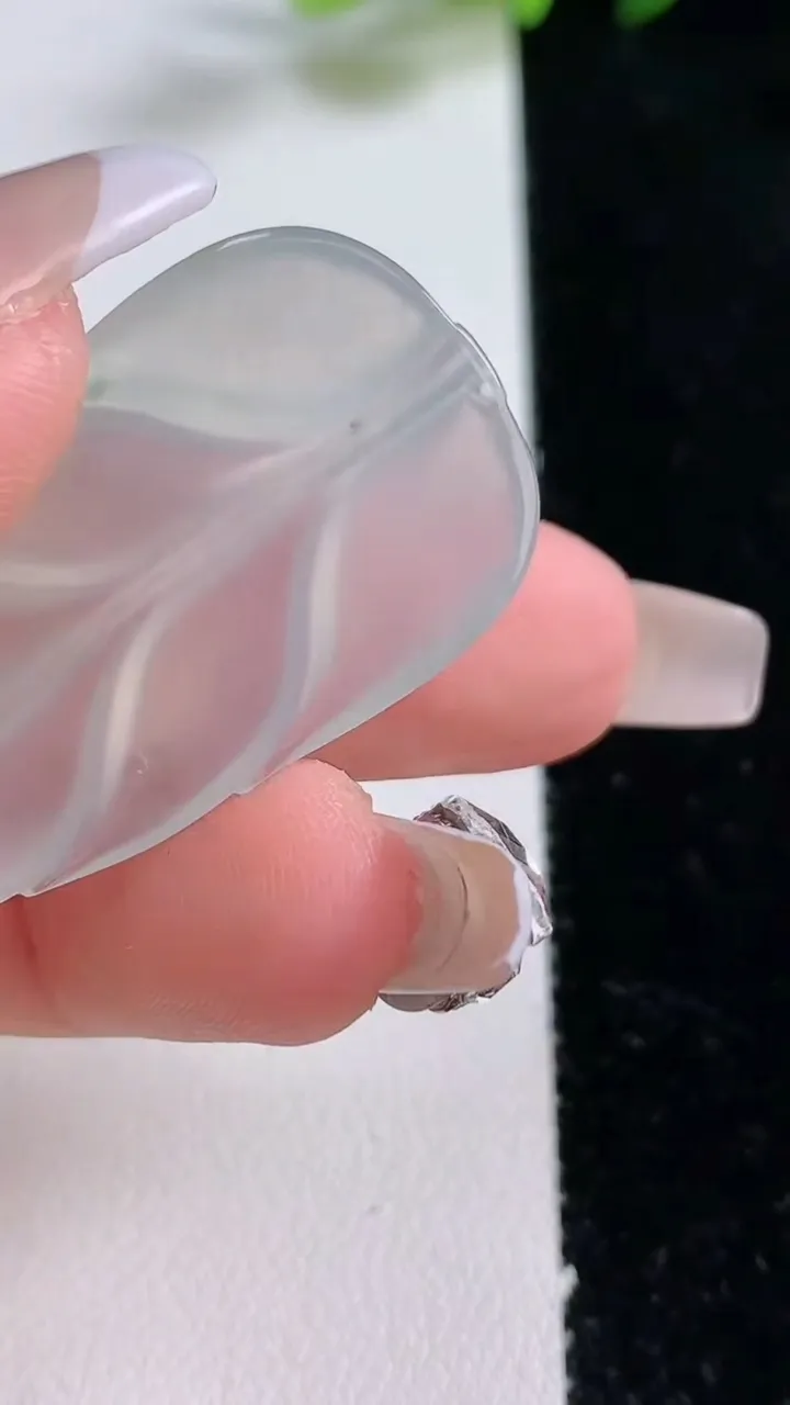 天然A货翡翠金枝玉叶 叶子镶嵌件，尺寸38.4-21.3-4.2，重量:7.51g
12月25日