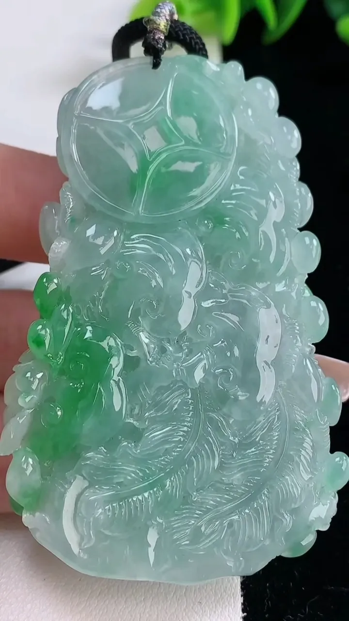 天然A货翡翠凤凰吊坠，尺寸70.8-44.8-10.4，重量:62.30g
12月25日