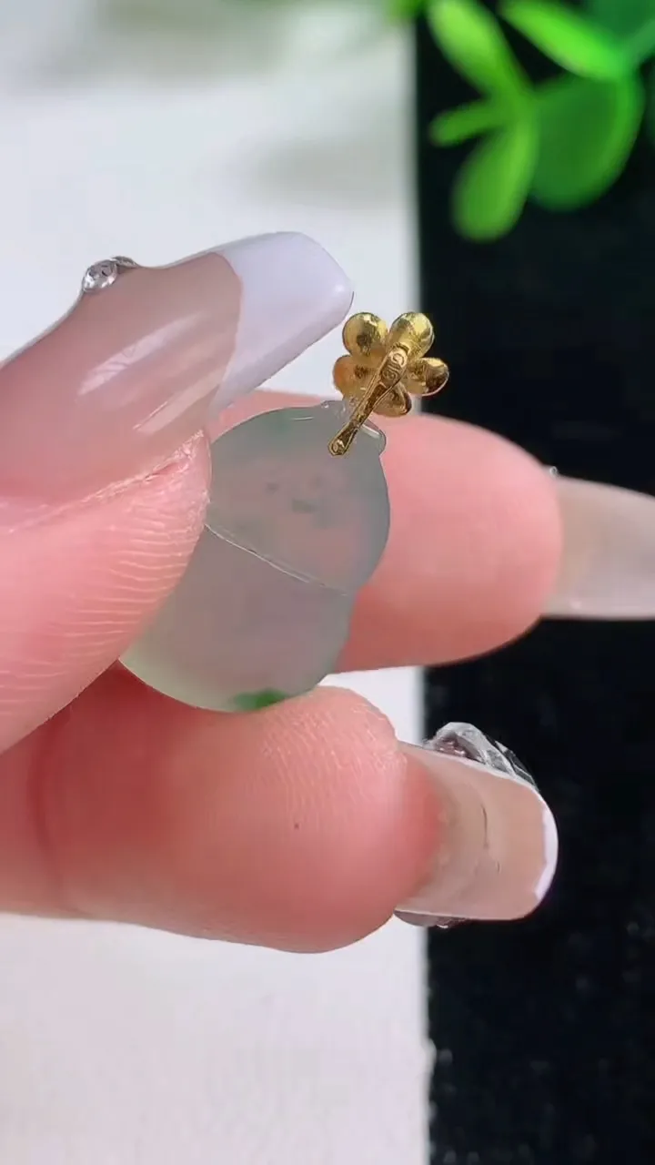 天然A货翡翠葫芦吊坠，尺寸17-12.7-4.9，重量:2.13g
12月25日