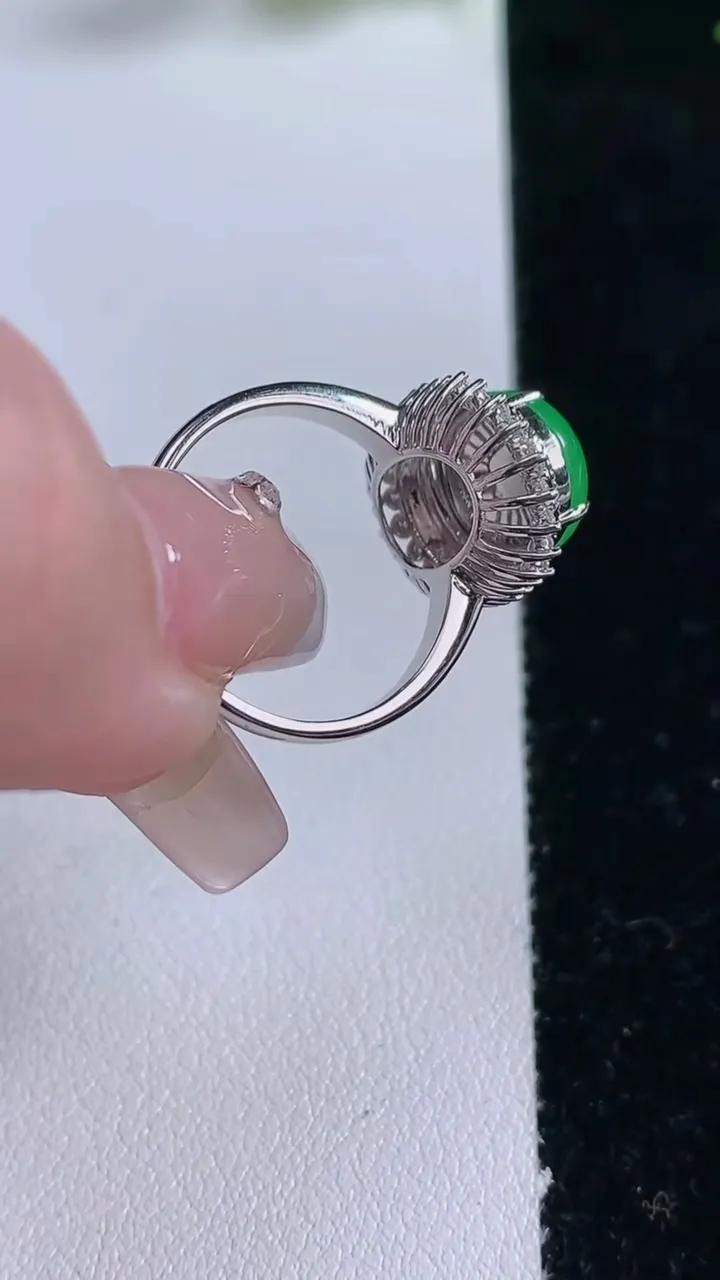 天然A货翡翠蛋面戒指，尺寸17.3-12-9.5-9，重量:3.86g2025年12月25日
工厂直销收藏佳品,种好水足，色泽均匀，有种有色，上手高大气！