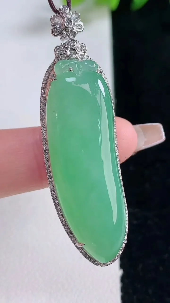 天然A货翡翠福瓜吊坠，尺寸52-15-8.1，裸石39.6-12.8重量:10.69g
12月25日