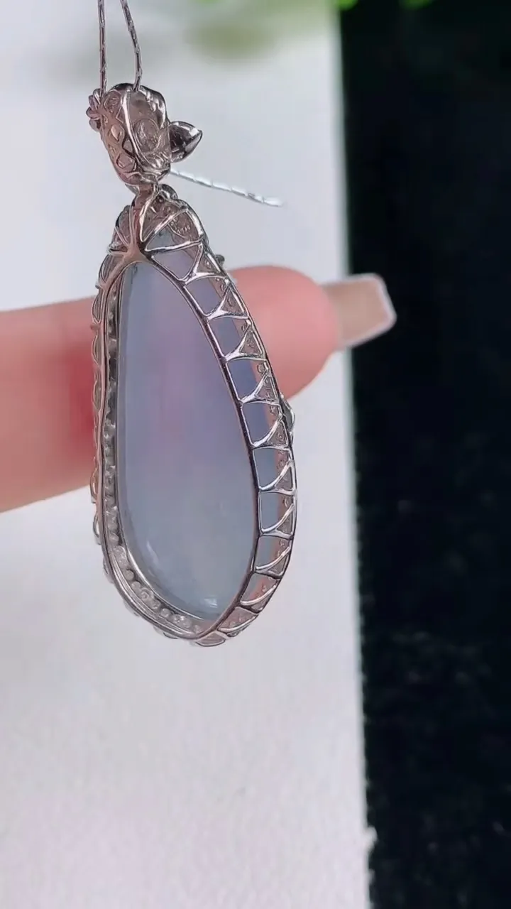 天然A货翡翠18K金紫罗兰福瓜吊坠，尺寸37.2-14.4-10，裸石276-11.6重量:5.58g
12月25日