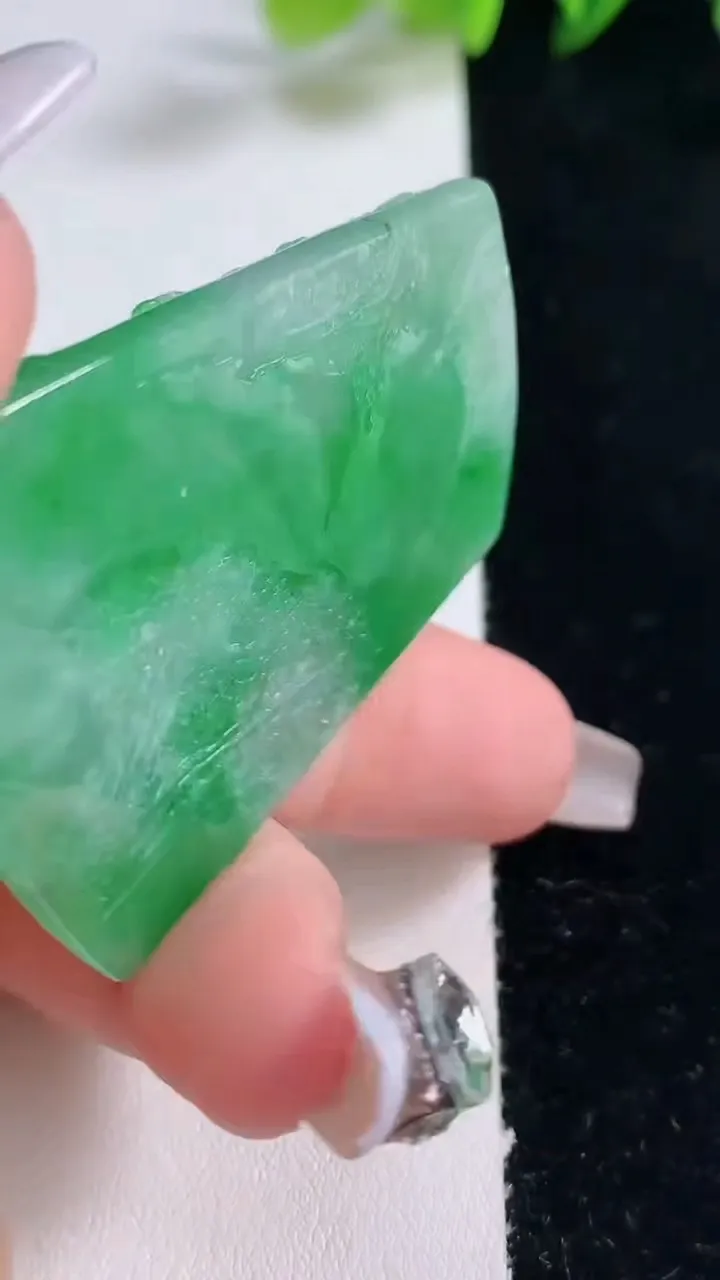 天然A货翡翠山水牌吊坠，尺寸50.2-35.5-5.6，重量:22.79g
12月25日