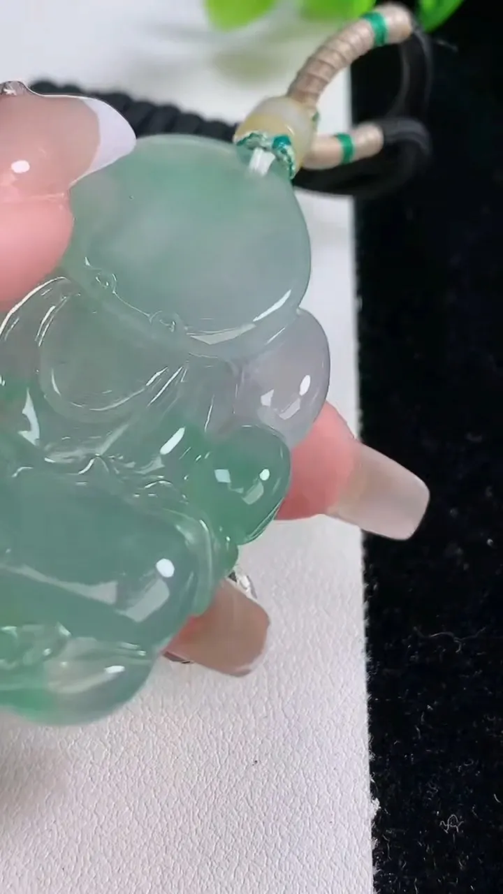 天然A货翡翠大势至菩萨吊坠，尺寸58-40.7-7.2，重量:41.52g
12月25日