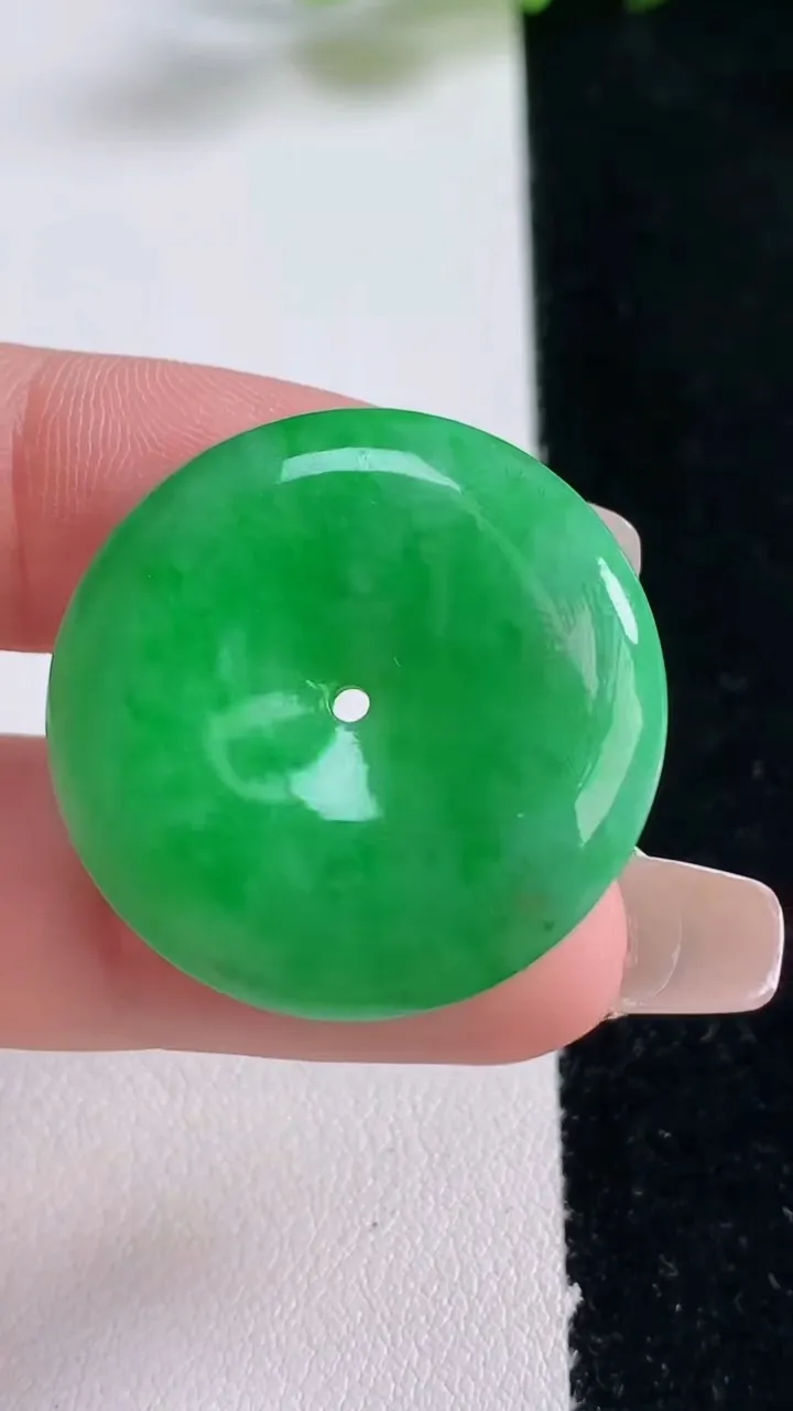 天然A货翡翠平安扣吊坠，尺寸28.7-5.2，重量:8.95g
12月25日