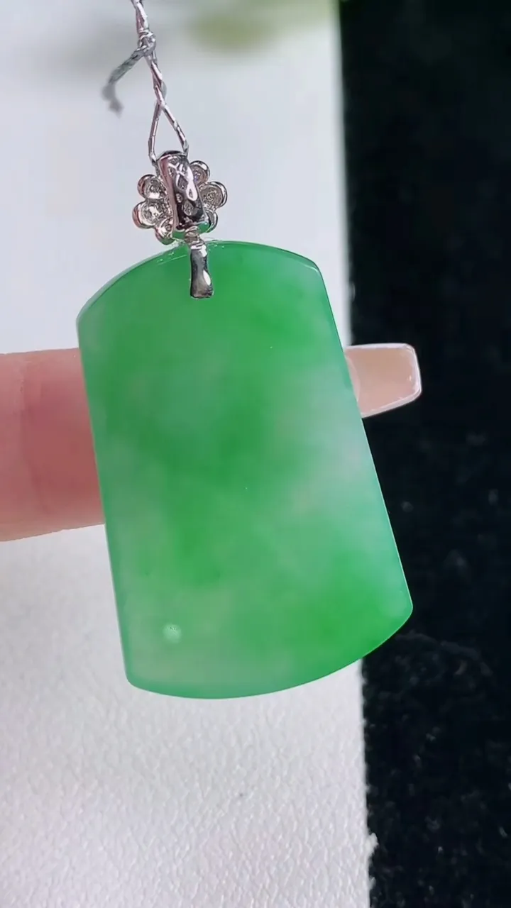 天然A货翡翠无事牌吊坠，尺寸31.3-20.2-3.8，重量:7.64g
12月25日