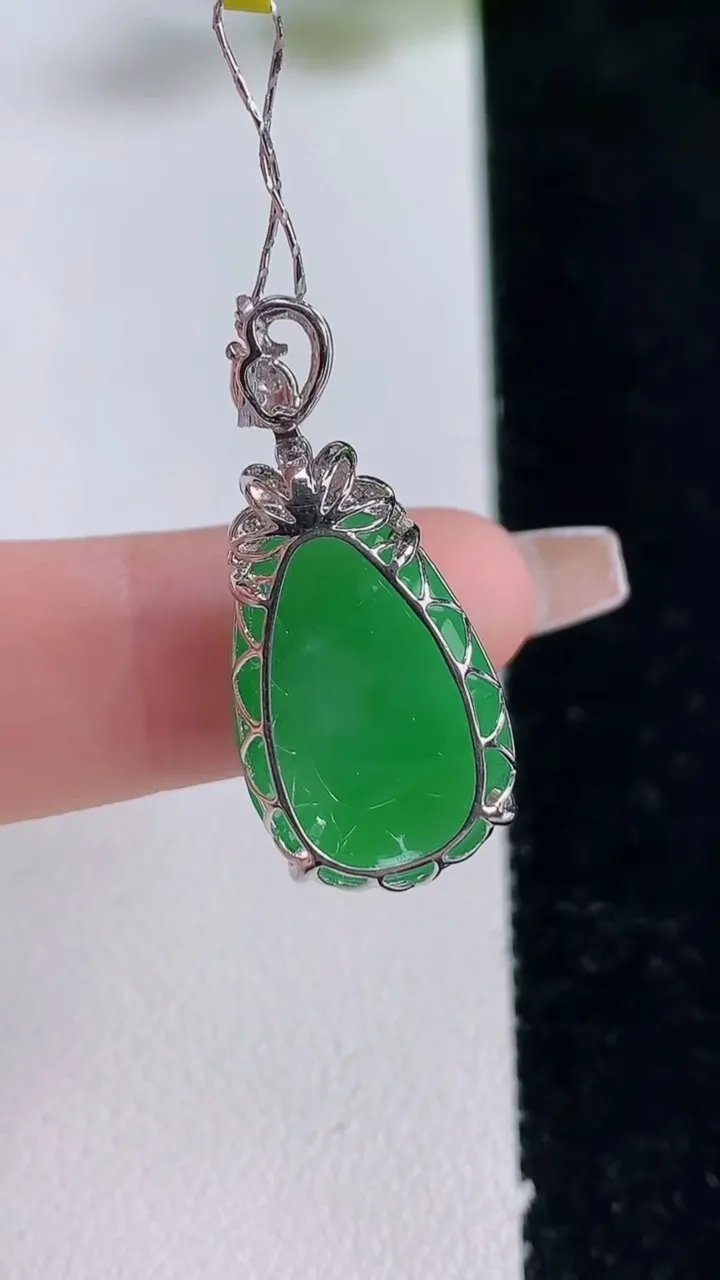 天然A货翡翠福瓜吊坠，尺寸28-18.2-12.8-8.5，重量:3.72g
12月25日