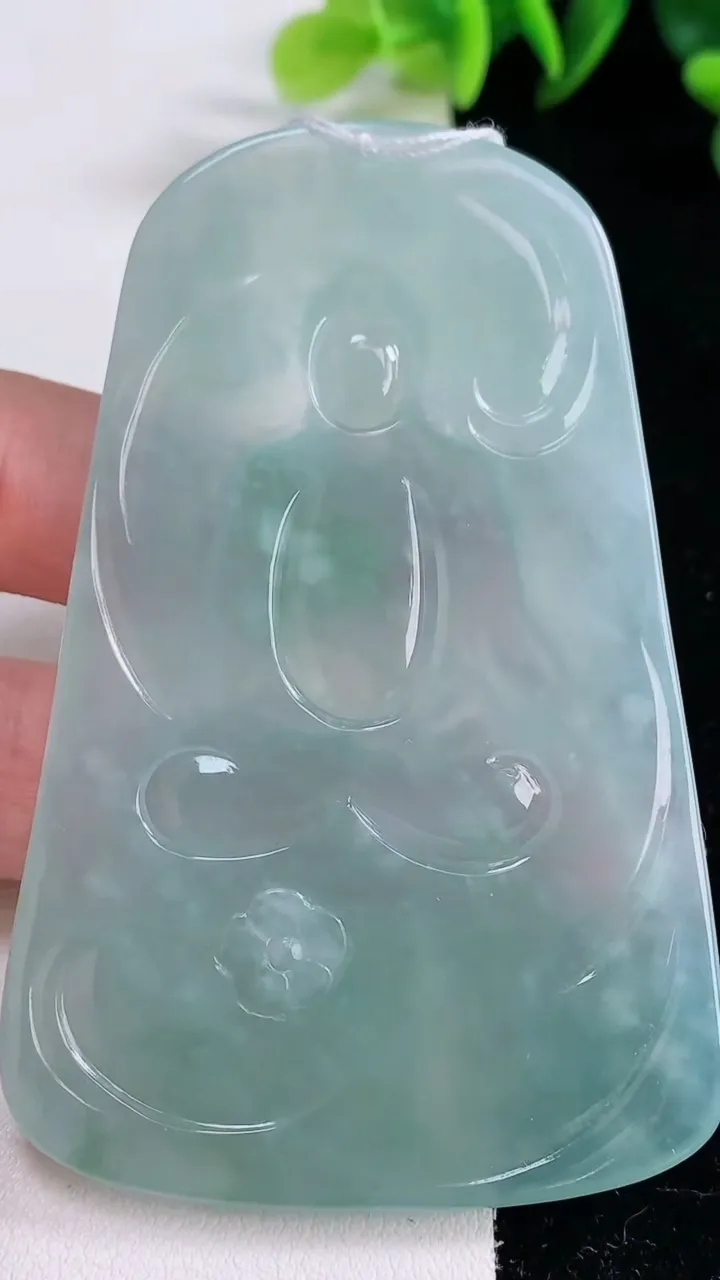 天然A货翡翠阿弥陀佛吊坠，尺寸76.4-49.5-5.8，重量:47.78g
12月25日