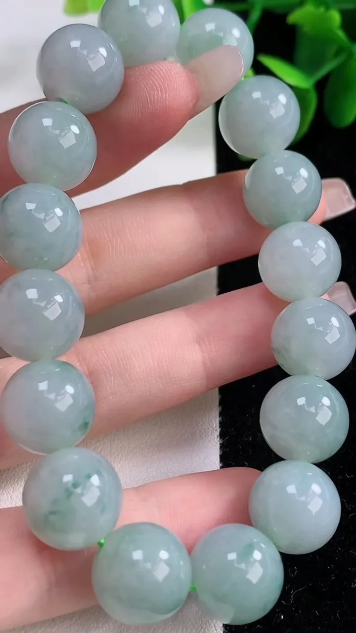 天然A货翡翠飘花圆珠手串，尺寸12.6-16颗，重量:53.32g12月25日
工厂直销收藏佳品,种好水足，色泽均匀，有种有色，上手高大气！