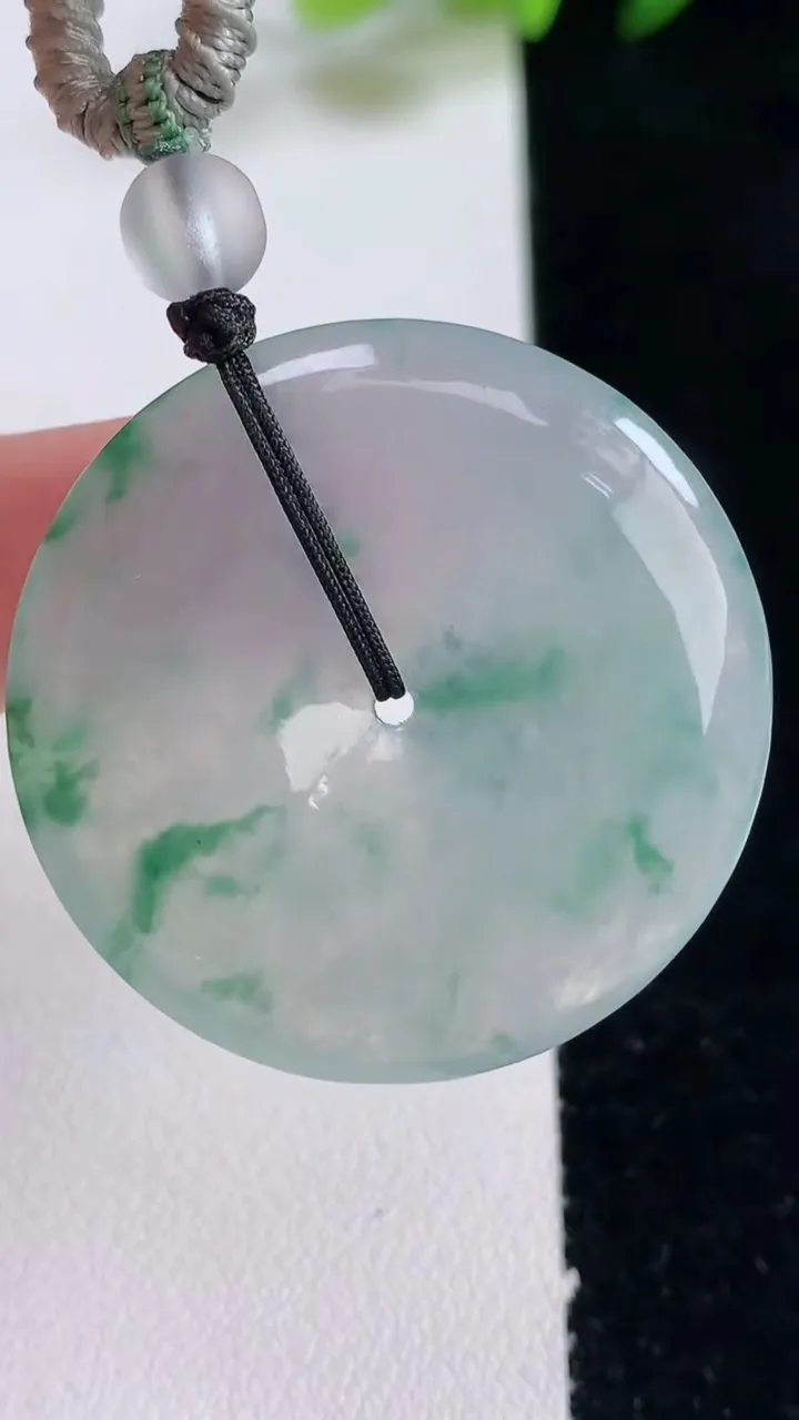 天然A货翡翠种飘花平安扣吊坠，尺寸34.5-5.2，重量:17.29g
12月25日