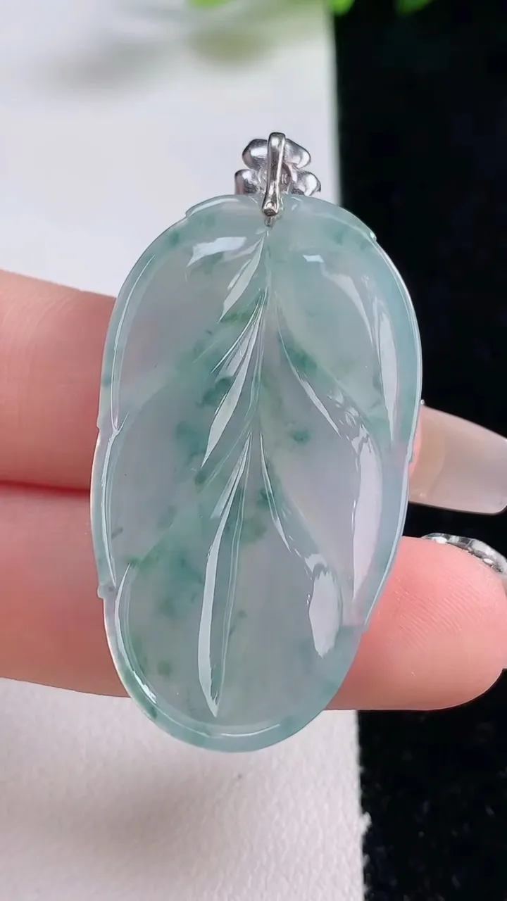 天然A货翡翠种飘花金枝玉叶 叶子吊坠，尺寸40-22.4-4.8，重量:8.56g
12月25日