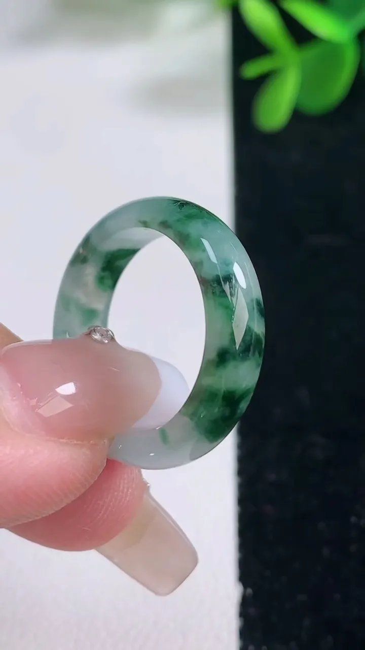 天然A货翡翠冰种飘花指环戒指，尺寸18-5.2-2.9，重量:3.48g2025年12月25日
工厂直销收藏佳品,种好水足，色泽均匀，有种有色，上手高大气！
