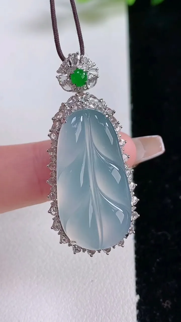 天然A货翡翠种白冰金枝玉叶 叶子吊坠，尺寸40.8-18.2-9.5，裸石27.7-14.3重量:7