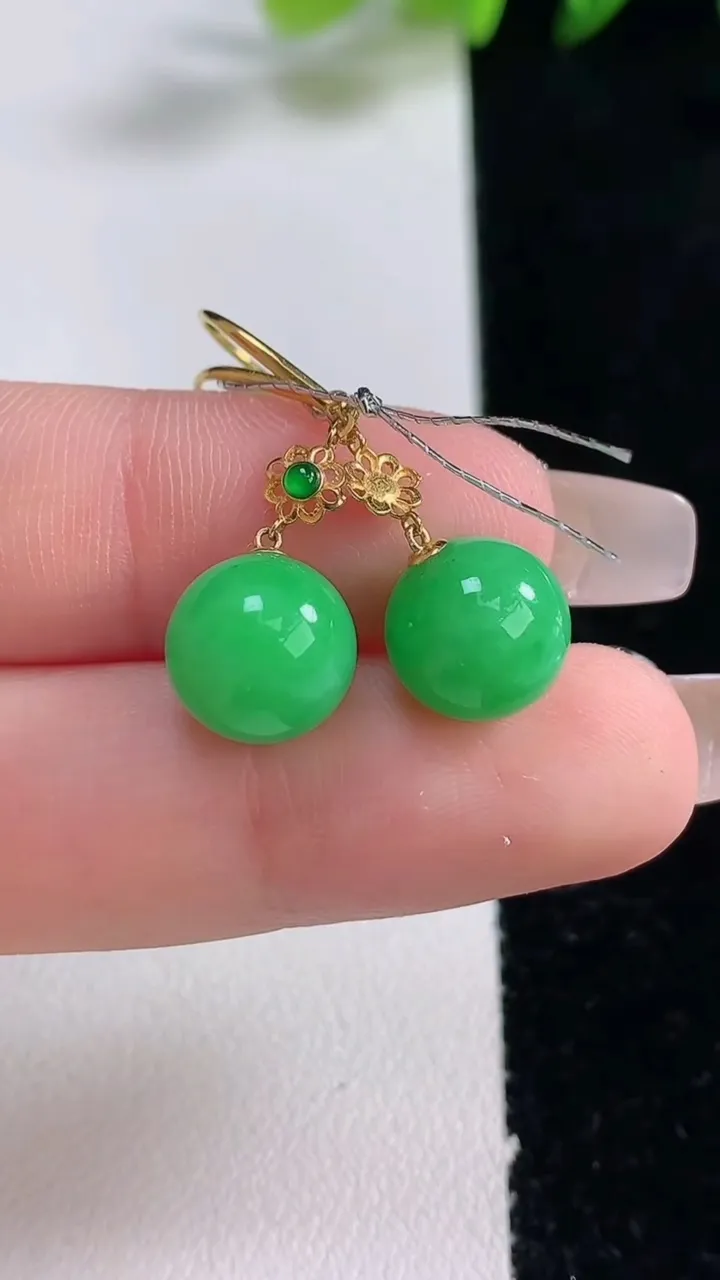 天然A货翡翠圆珠耳坠，尺寸9.7，重量:4.43g12月25日
工厂直销收藏佳品,种好水足，色泽均匀，有种有色，上手高大气！