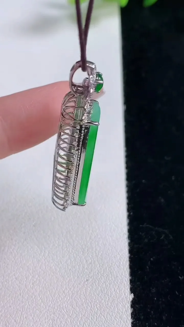 天然A货翡翠无事牌吊坠，尺寸37.2-17.8-7.8，裸石24-15重量:4.28g
12月25日