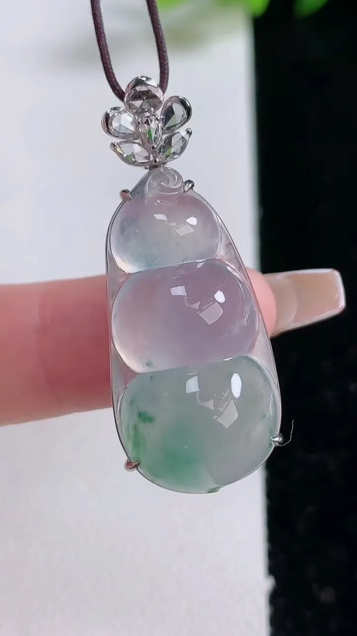 天然A货翡翠种飘花福豆吊坠，尺寸29.4-14.8-9.2，重量:5.41g
12月25日