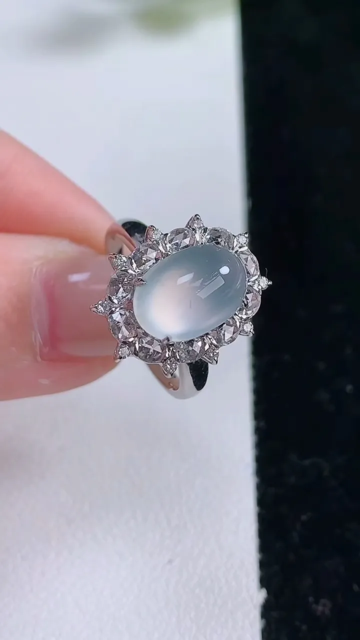 天然A货翡翠种白冰蛋面戒指，尺寸17.4-11-7.5-10.5，重量:3.72g2025年12月25日
工厂直销收藏佳品,种好水足，色泽均匀，有种有色，上手高大气！