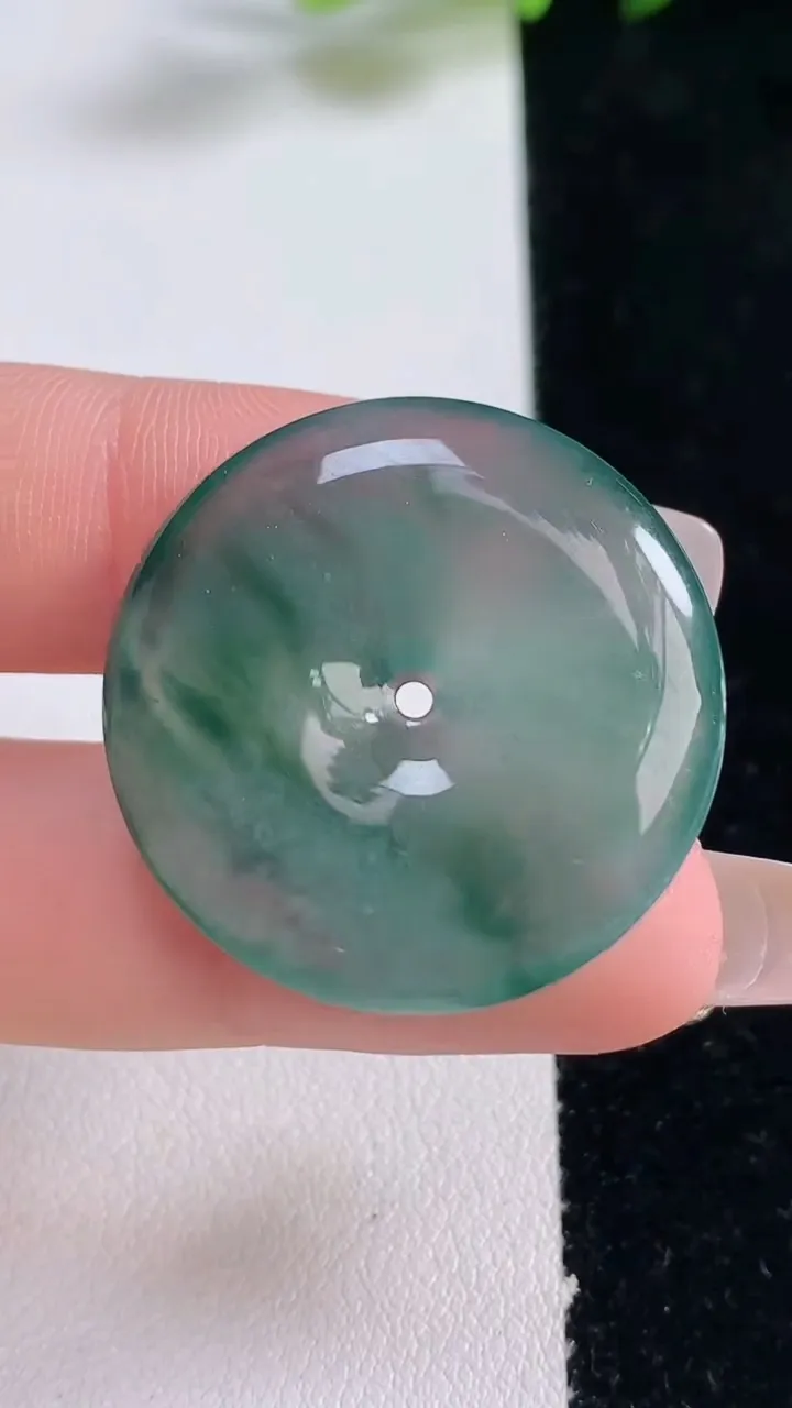 天然A货翡翠冰种飘花平安扣吊坠，尺寸29.5-5.3，重量:10.72g
12月25日